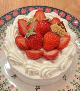 おかしやえむです。 最近、いちごのデコレーションケーキを作る […]